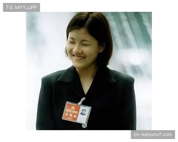 伏明霞跳水拿金牌那会儿，谁还记得她领奖时偷偷抠脚？